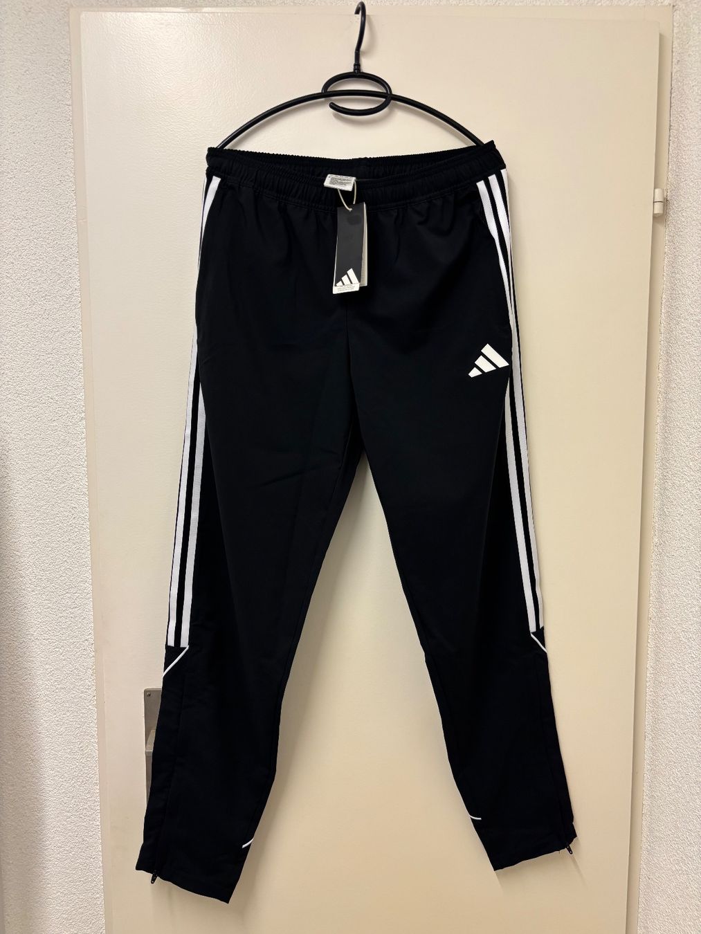 Adidas Hosen: Adidas Trainingshose – Neu und originalverpackt aus Zürich von mc_mike77