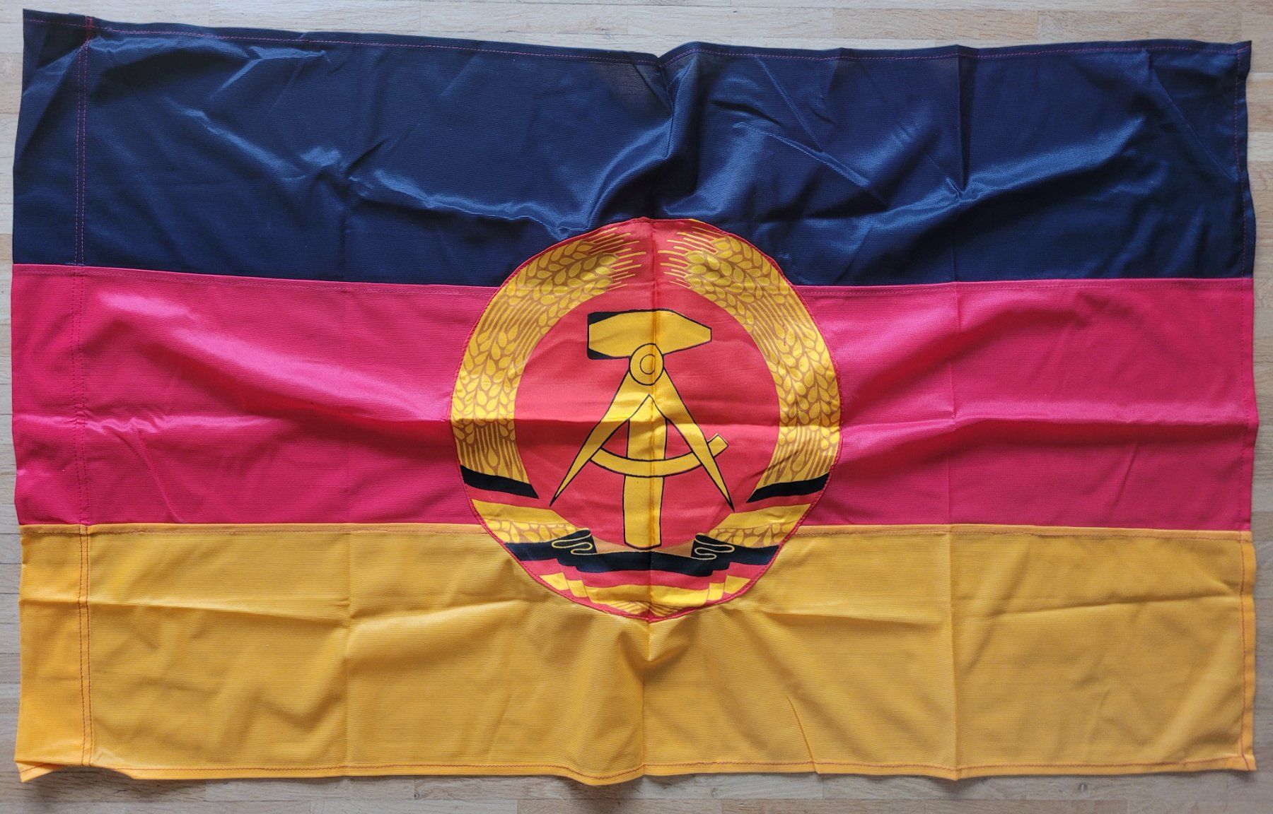 Uniformen: DDR Flagge, Fahne – Gebraucht aus Kriens von KTP 1