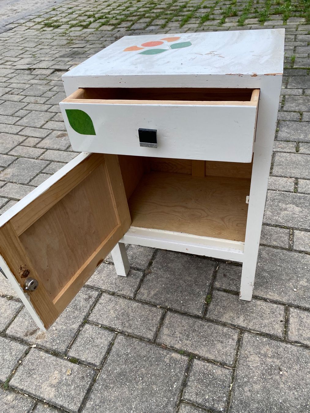 Comodini: Weisser Nachttisch mit Blumenmuster 🌼 – Usato da Dagmersellen venduto da Simba074 1