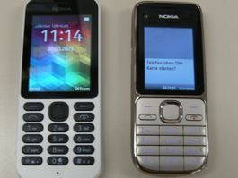 2 stk. Nokia 215 und C2-01 Dual SIM Handys mit Zubehör u OVP