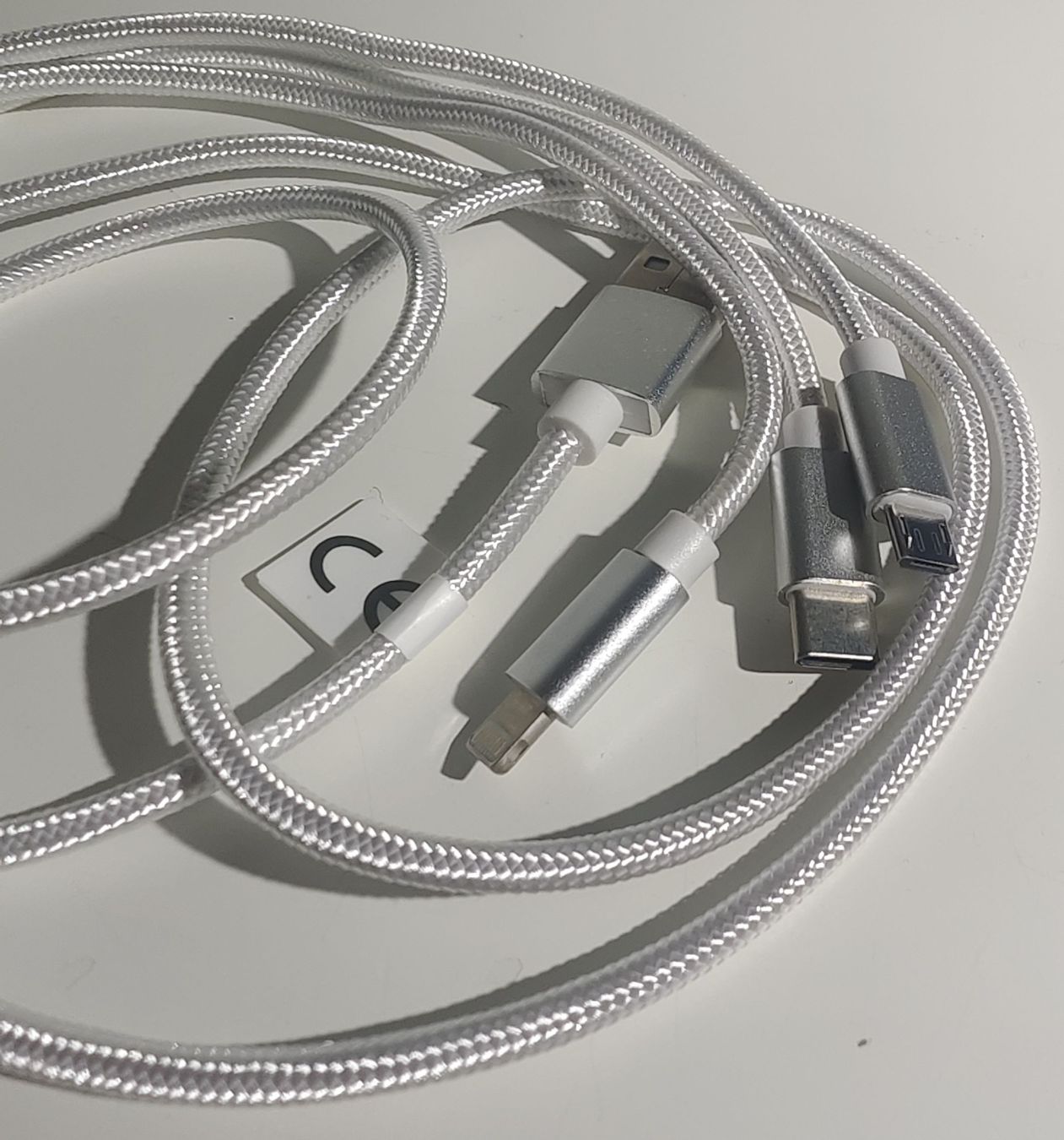 Kabel: 3-in-1 Ladekabel: USB, USB-C, Micro-USB & Lightning - Neu – Neu und originalverpackt aus La Tour de Peilz von Dejobokin