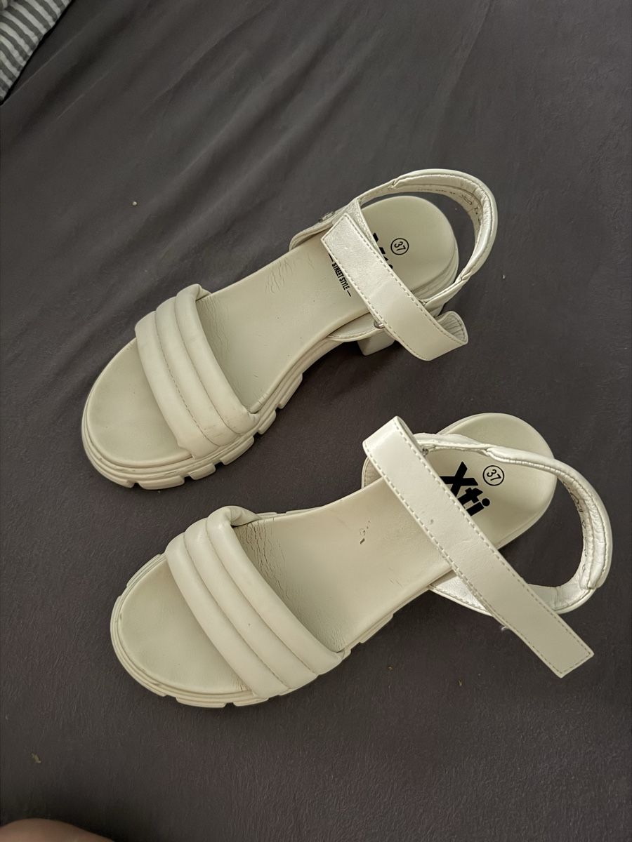 Chaussures femmes: Xti Sandalen weiss Groesse 37 gebraucht – D'occasion à Hägendorf par Mocca72 1