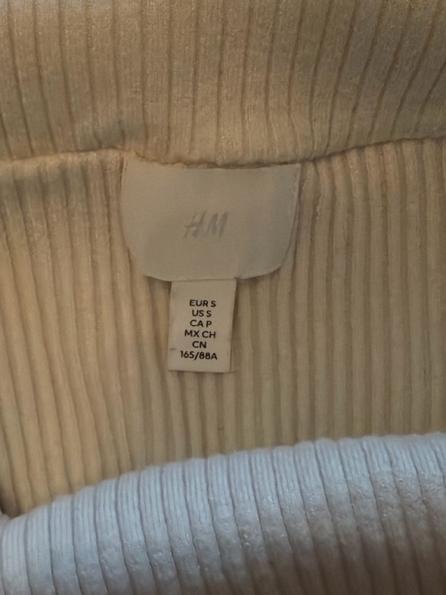H&M Top: Pull H&M taille S épaules dénudées – Usato da Ursy venduto da lar_q5nv 1