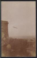 Foto-AK Apolda, Zeppelin über der Stadt