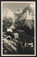 Arosa, Ortspartie gegen verschneite Berg