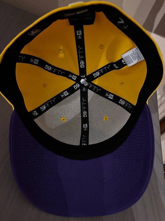 Copricapi, berretti & cappellini: Fitted Cap: Nba Basic Lakers gelb/violett, New Era 7 1/4 – Usato da Rickenbach venduto da salpi14 2
