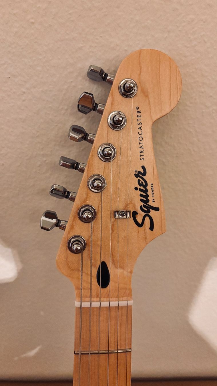 Squier Instruments de musique: E-Gitarre Squier Stratocaster mit Upgrades – D'occasion à Luzern par accessories_shop96 4