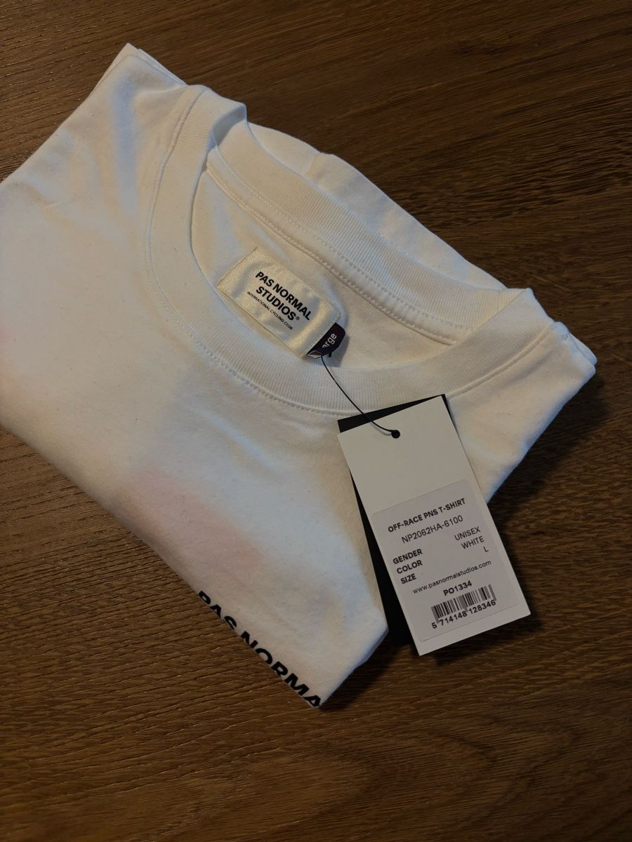 Pas Normal Studios T-shirt: PNS OFF-RACE T-SHIRT – Nuovo e nell'imballaggio originale da Mels venduto da exploremore 3