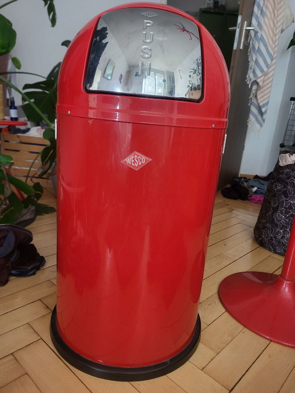 Wesco Abfalleimer: Wesco Pushboy rot 50L – Gebraucht aus Luzern von Sarijali