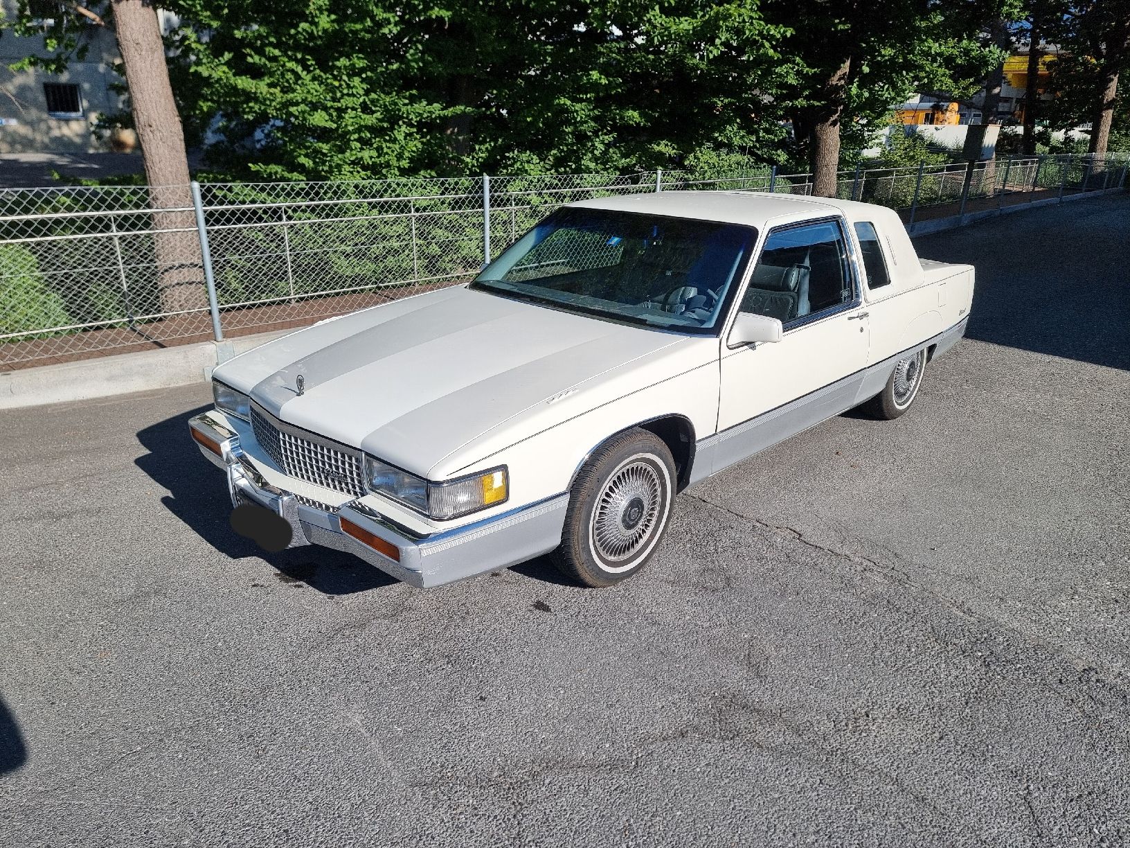 Cadillac Autos: Cadillac Coupe DeVille Fleetwood – D'occasion à Buchs SG par tay_s5jj 2