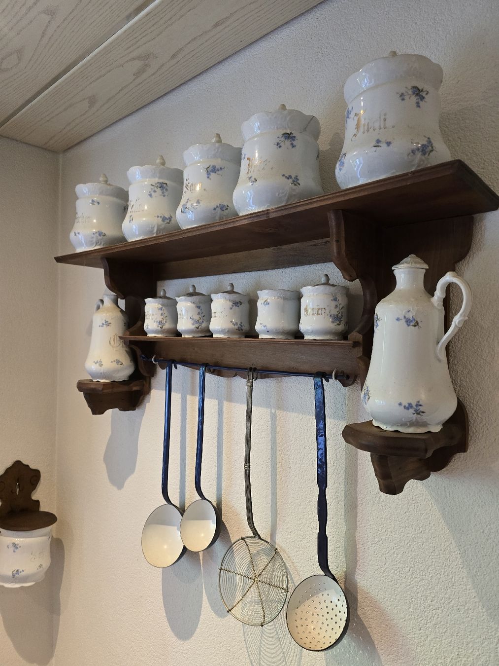 Cucine complete: Antikes Küchenensemble mit Töpfen und Schöpfkellen Emaille  – Usato da Kestenholz venduto da _Nostalgia_ 3