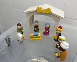 Weihnachtskrippe aus Holz mit Figuren