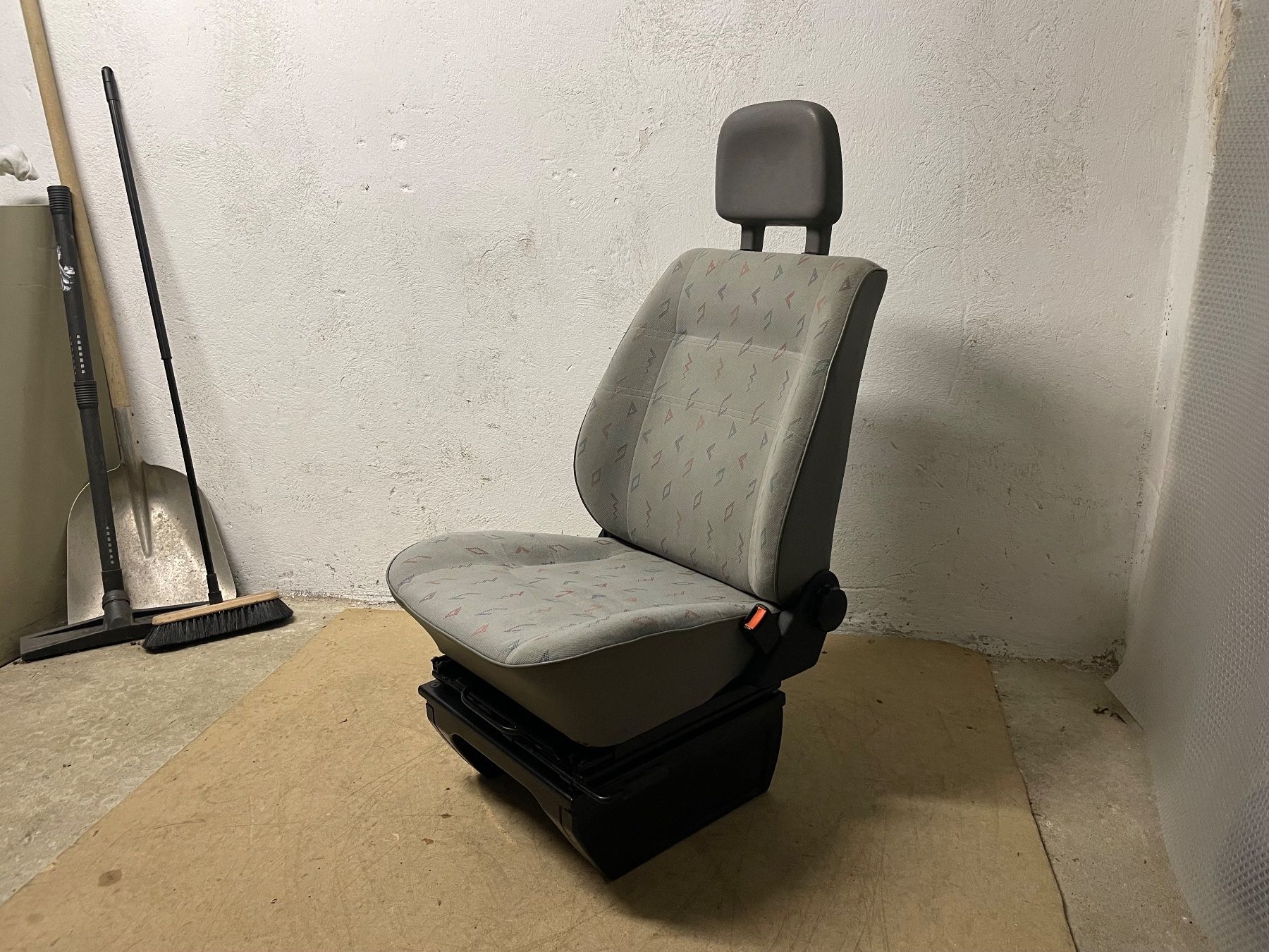 Sonstiges Fahrzeugzubehör: VW T4 Beifahrersitz mit Drehkonsole, Sitz, Einzelsitz – Gebraucht aus Islikon von Franzz 5