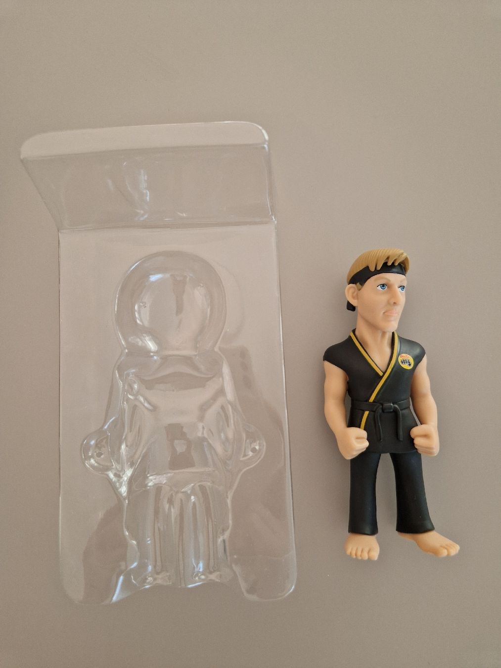 Statuette: Cobra Kai Poster & Johnny-Lawrence-Figur – Usato da Oberbüren venduto da dani_brunner 1