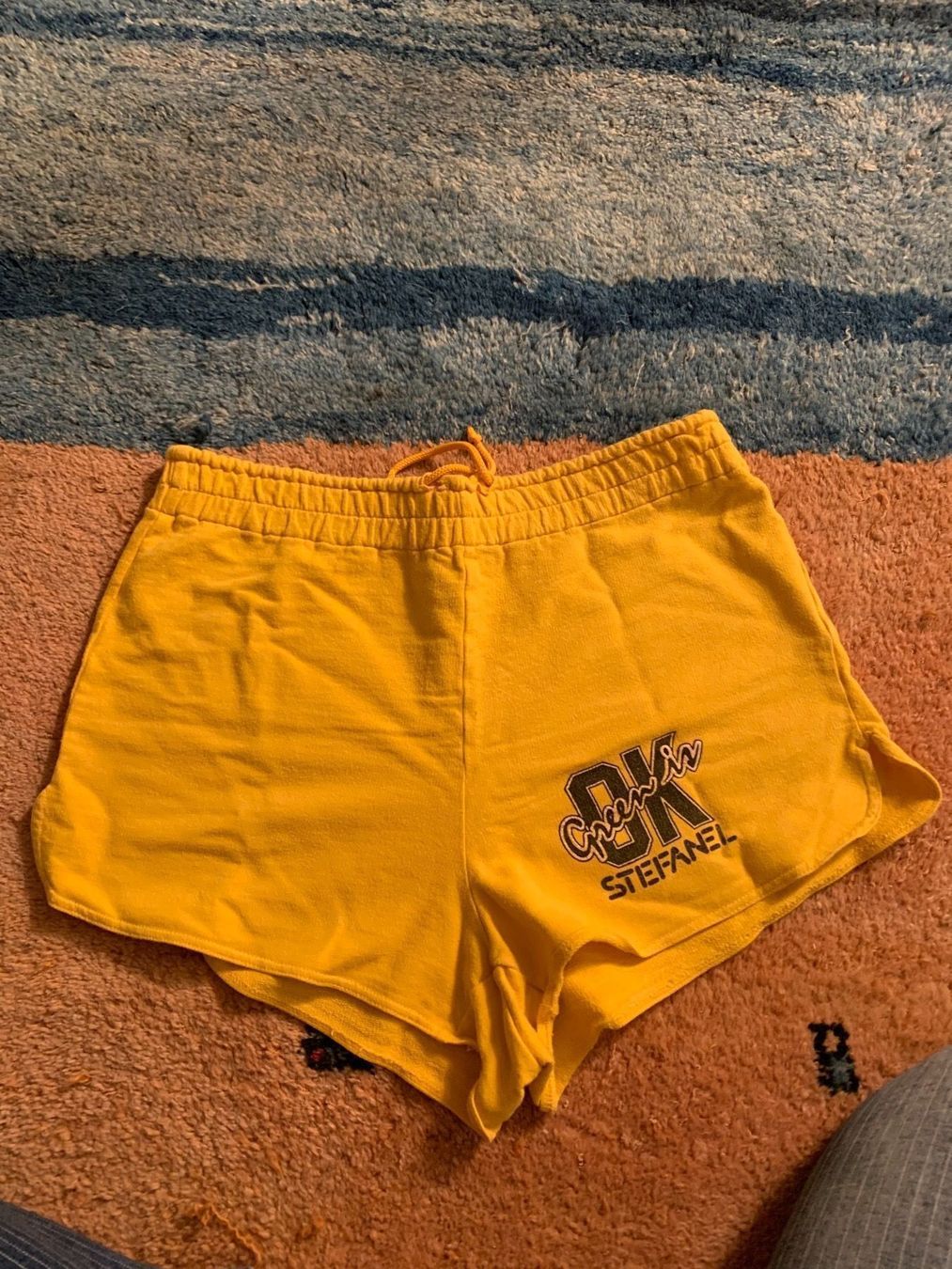 Pantalons: Short jaune – D'occasion à Lausanne par milou201619
