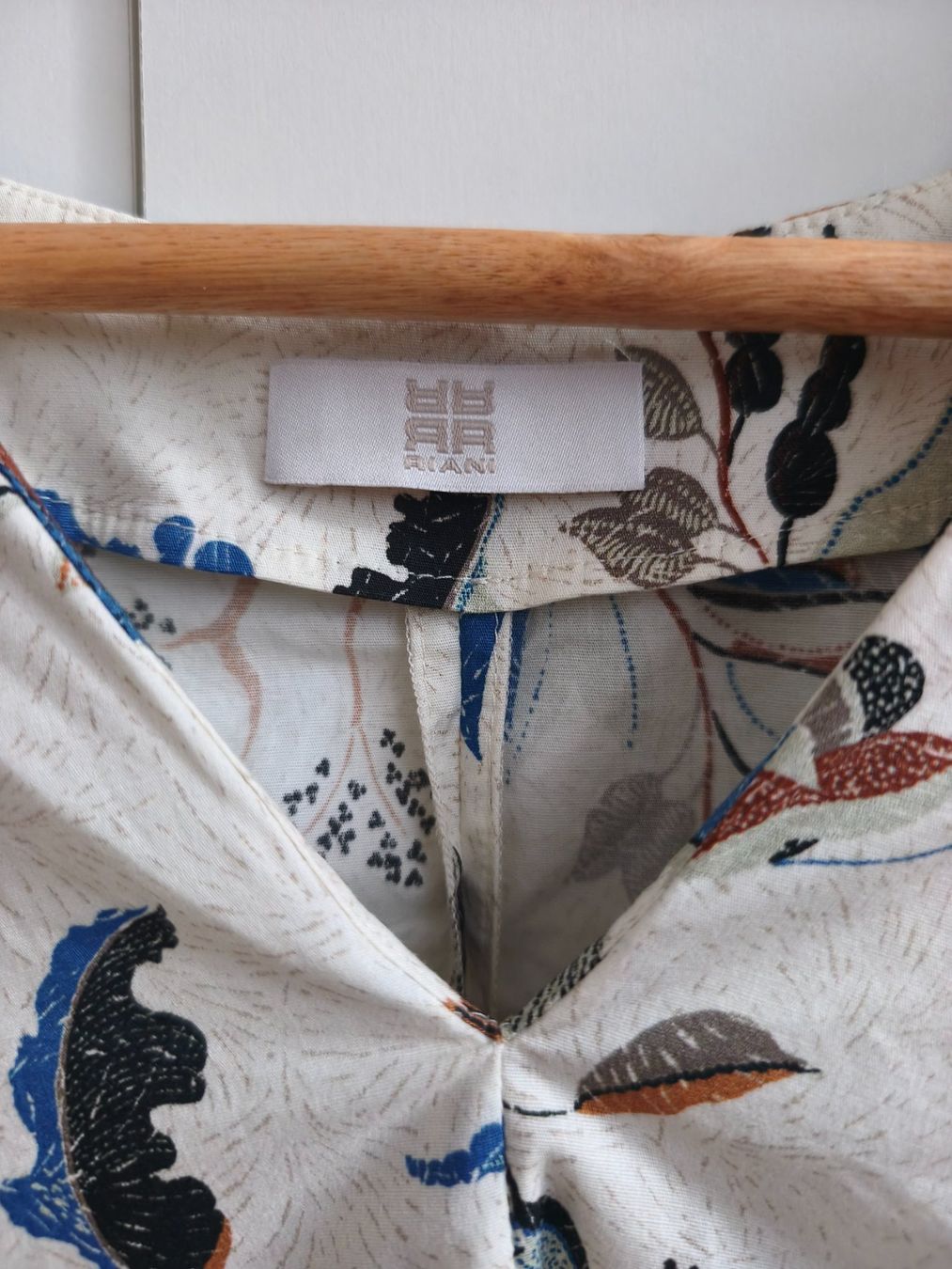 Riani Blusen: Riani Blumenmuster Weiss Grösse M neuwertig – Gebraucht aus Zürich von DIMN 1
