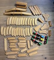 Konvolut Brio (?) Spielzeug Schienen und Züge