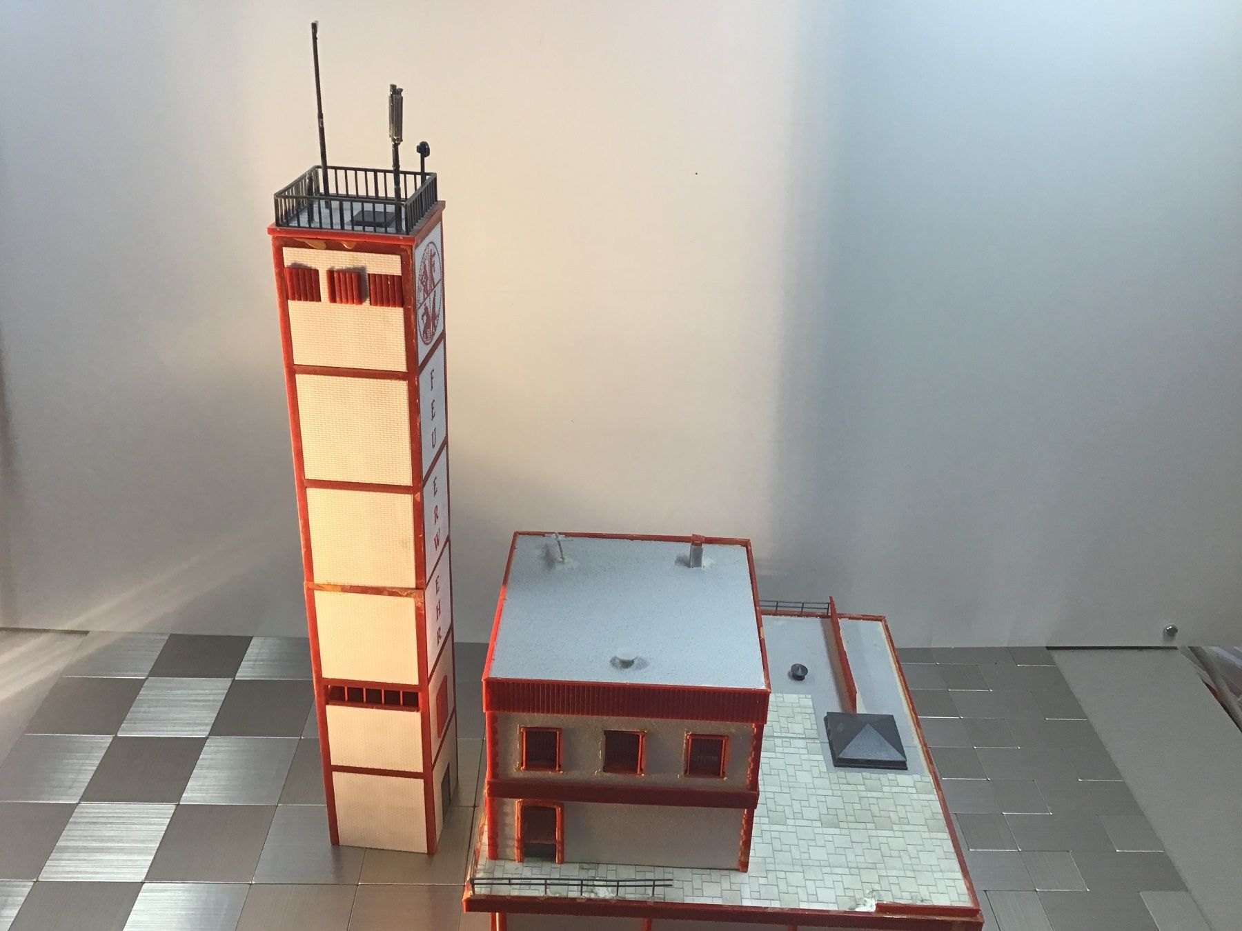 Faller Modellini di ferrovie: FALLER MODERNE FEUERWACHE – Usato da Männedorf venduto da Spezial-Modelle 2