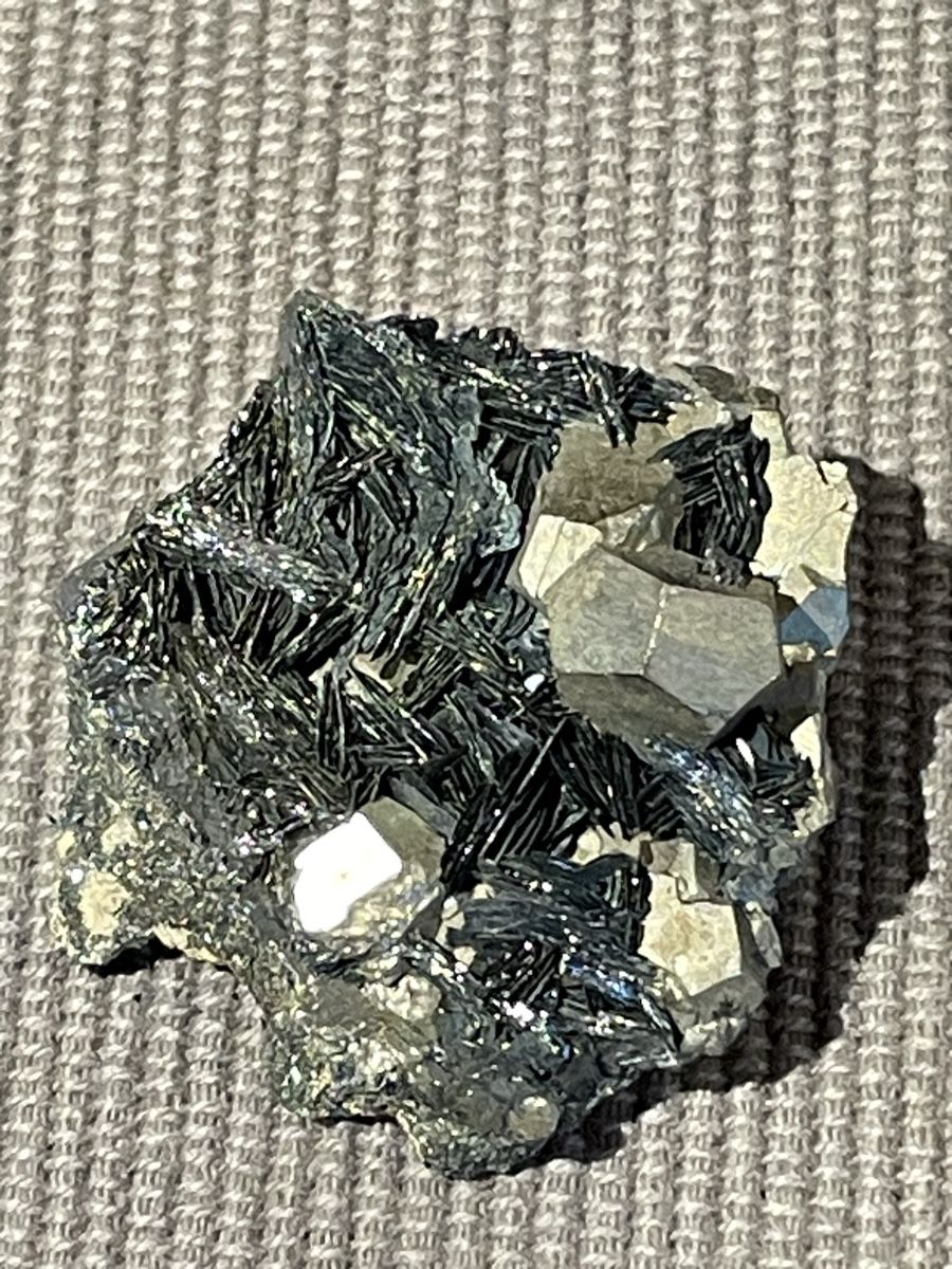Minerali & Pietre curative: Hämatit mit Pyrit – Nuovo (secondo la descrizione) da Rümlang venduto da euqinom16 1