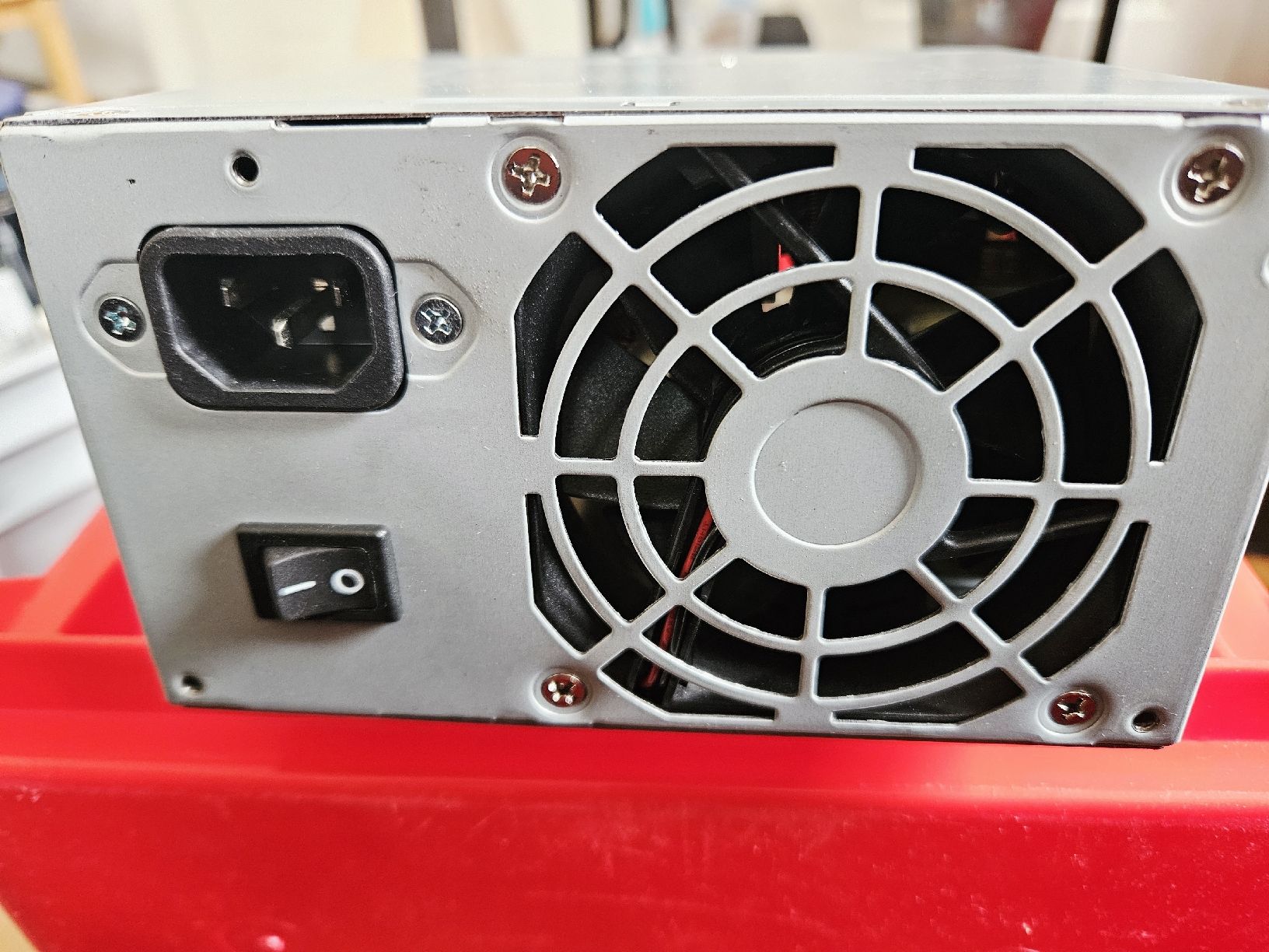 Componenti elettronici: Delta Electronics Netzteil DPS-350 Watt. Top zustand. – Usato da Neftenbach venduto da Wummwila 1
