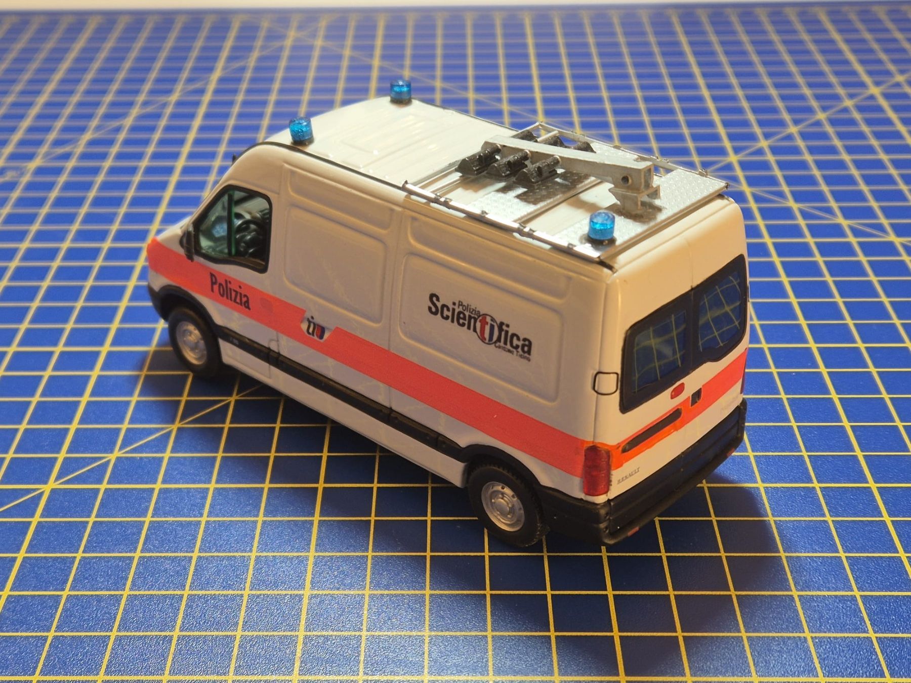 Renault Modellini d'auto: Renault Master Kantonspolizei Tessin 1:43 – Usato da Lachen SZ venduto da myr_qk5y 1