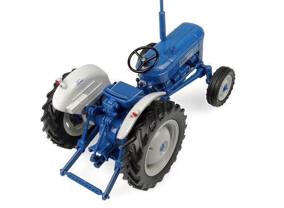 Kits de montage: 1:32 Ford Super Dexta 2000 Diesel US Version – Neuf avec emballage d'origine à Affoltern am Albis par Modellshop-8910 1