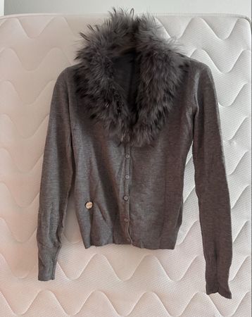 Damen Strickjacke schwarz mit Echtfellkragen (abnehmbar)