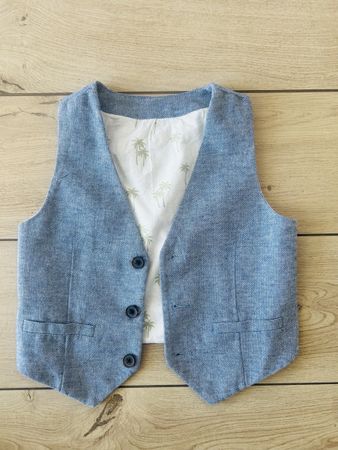 Gilet C&A garçon, taille 134, parfait pour toute occasion!