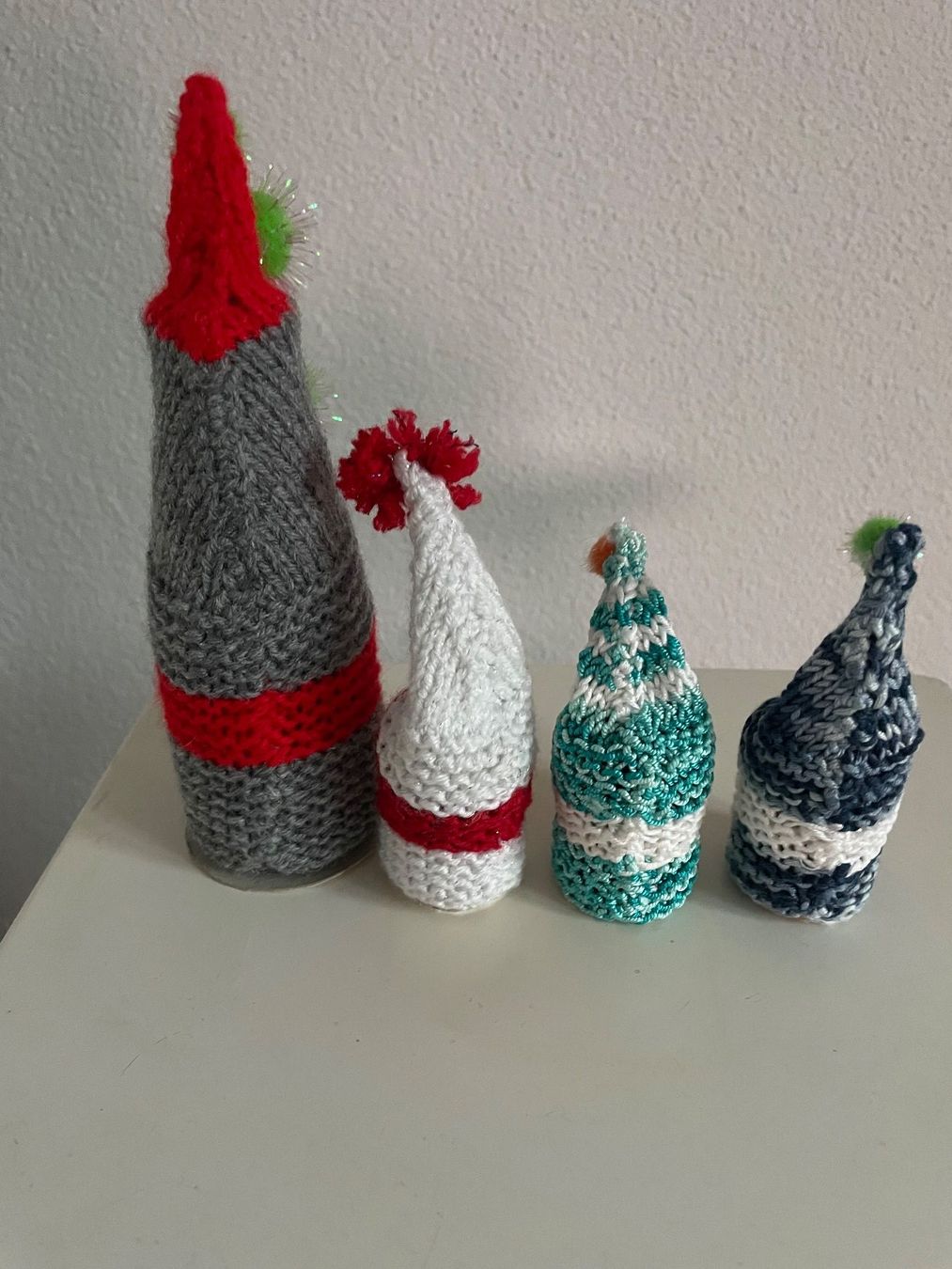 Tutte le decorazioni: 4 Weihnachtszwerge/Wichtel Handgestirckt – Usato da Winkel venduto da Kade50 1