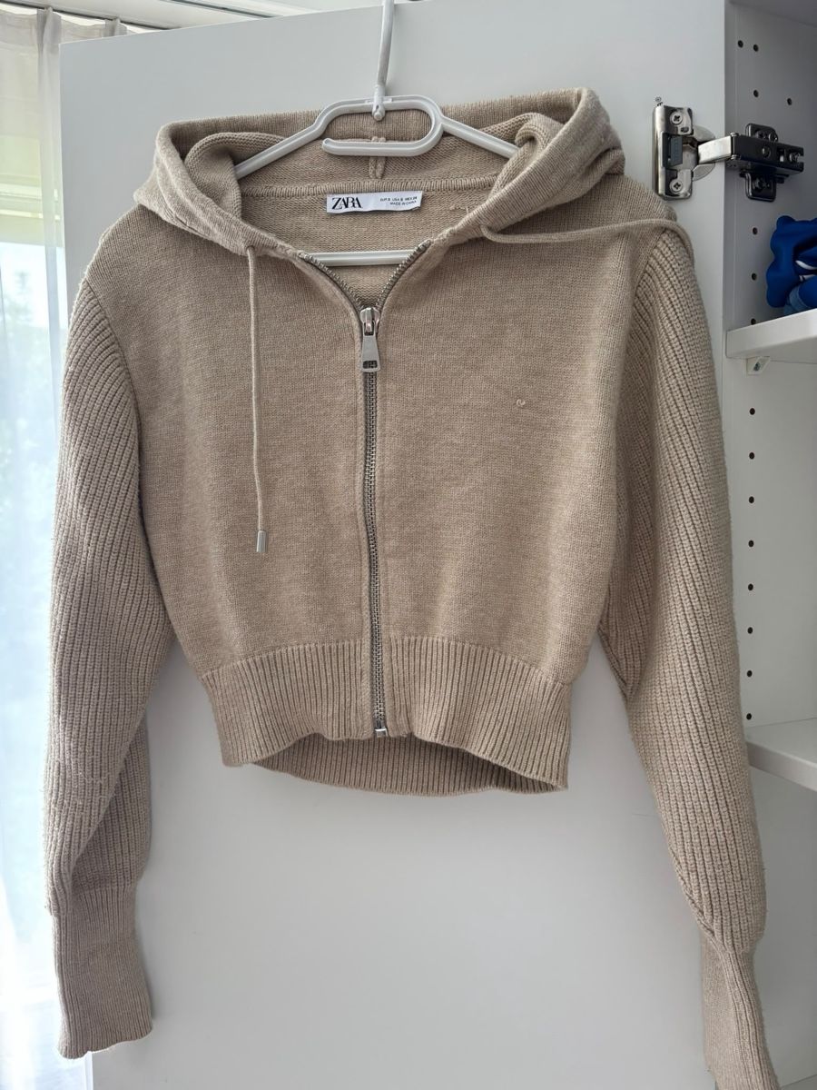 Zara Vestes: ZARA Strickjacke mit Kapuze beige Grösse M – Neuf (Voir description) à Balgach par Miisarah