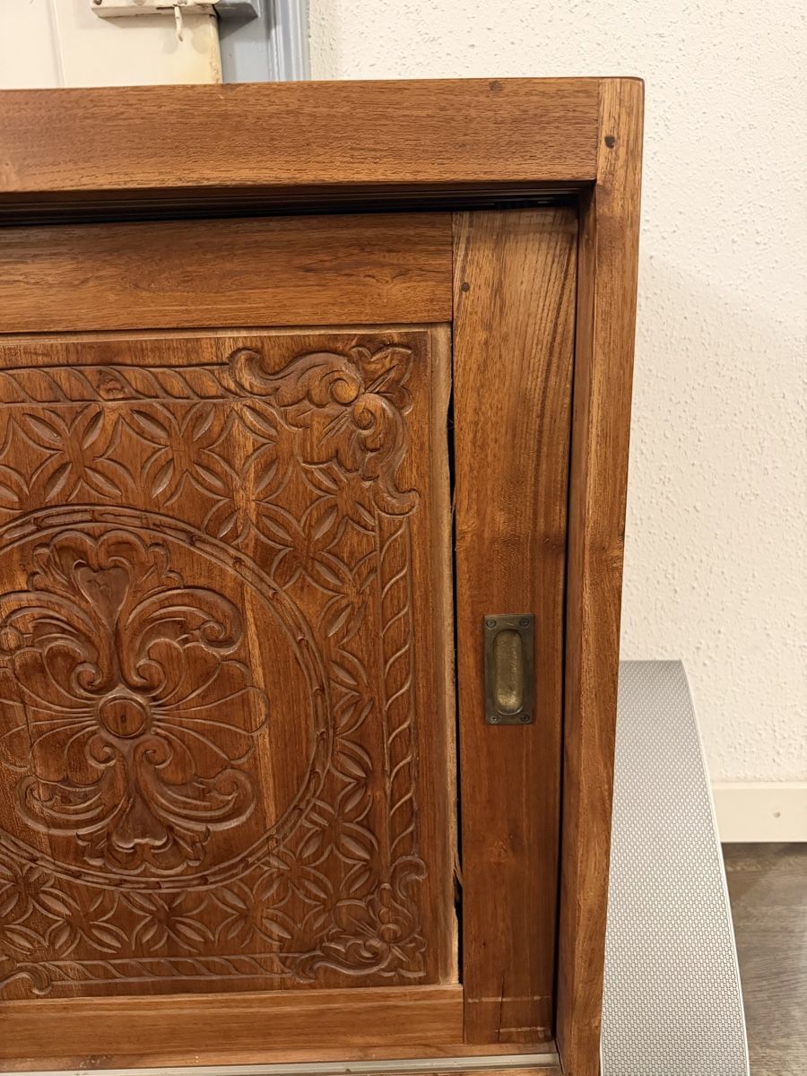 Cassettiere: Holzkommode / Sideboard mit aufwendigen Schnitzereien  – Usato da Strengelbach venduto da KW. 3