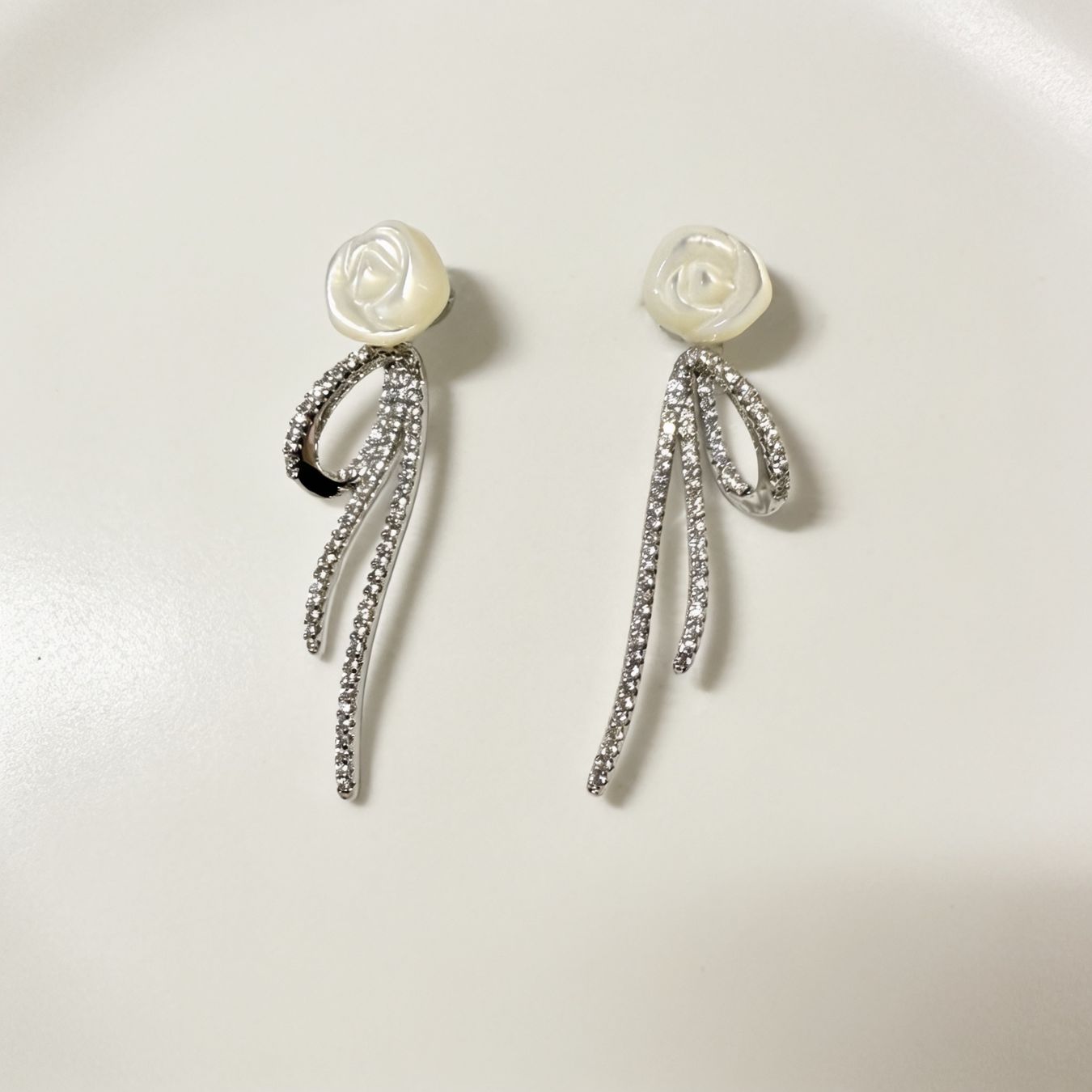Orecchini pendenti & Orecchini a lobo: Boucles d’oreilles Aura Nacrée – Nuovo e nell'imballaggio originale da St-Maurice venduto da Sandrinette123
