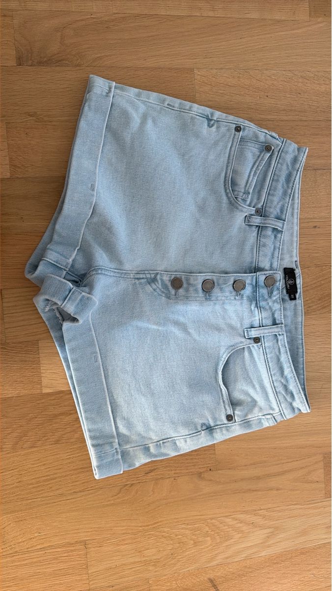 Volcom Jeans: Jeans Shorts hellblau mit Knopfleiste gebraucht – Usato da Schlieren venduto da Gizmo8952