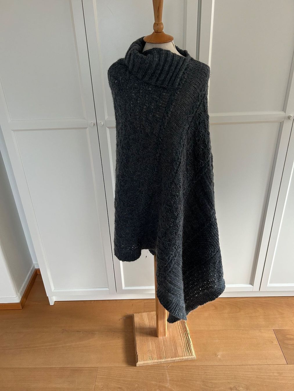 Sonstige Damenmode: Strickcape – Gebraucht aus Luzern von lou4444 2