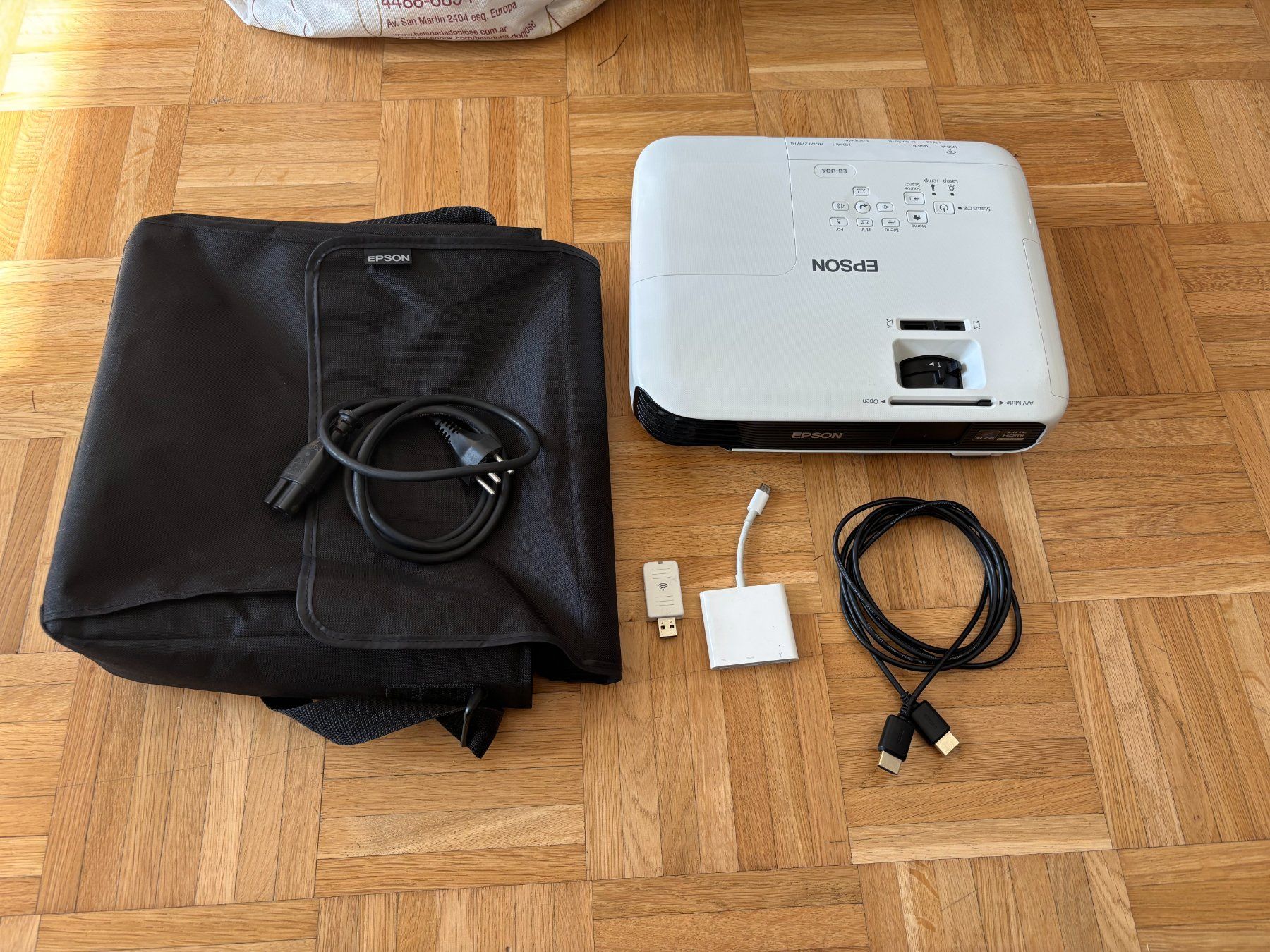 Epson Proiettori: EPSON EB-UO4 Beamer + WiFI Extension + Apple USB C - HDMI – Usato da Kilchberg ZH venduto da spa_2xmp 3