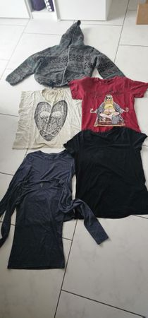 oberteile Paket: 4x T-Shirts, 1x Jacke Grösse S