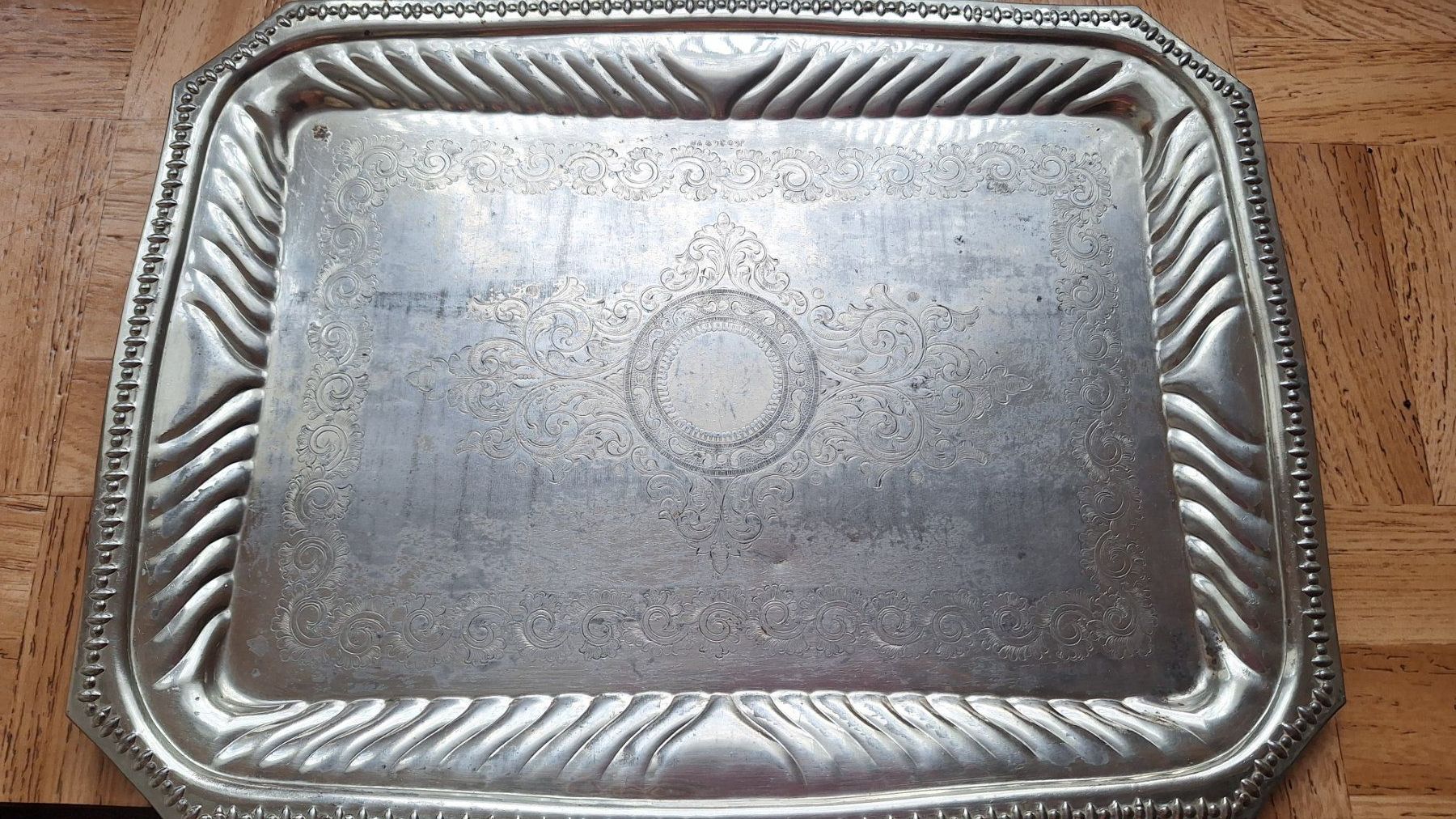 Plateaux: altes Metall Tablett mit schönem Muster – D'occasion à Dornach par majo8689