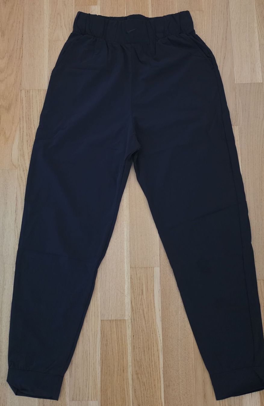 Nike Pantaloni: Nike Hose schwarz elastischer Bund neuwertig – Usato da Affoltern am Albis venduto da Ebruli89