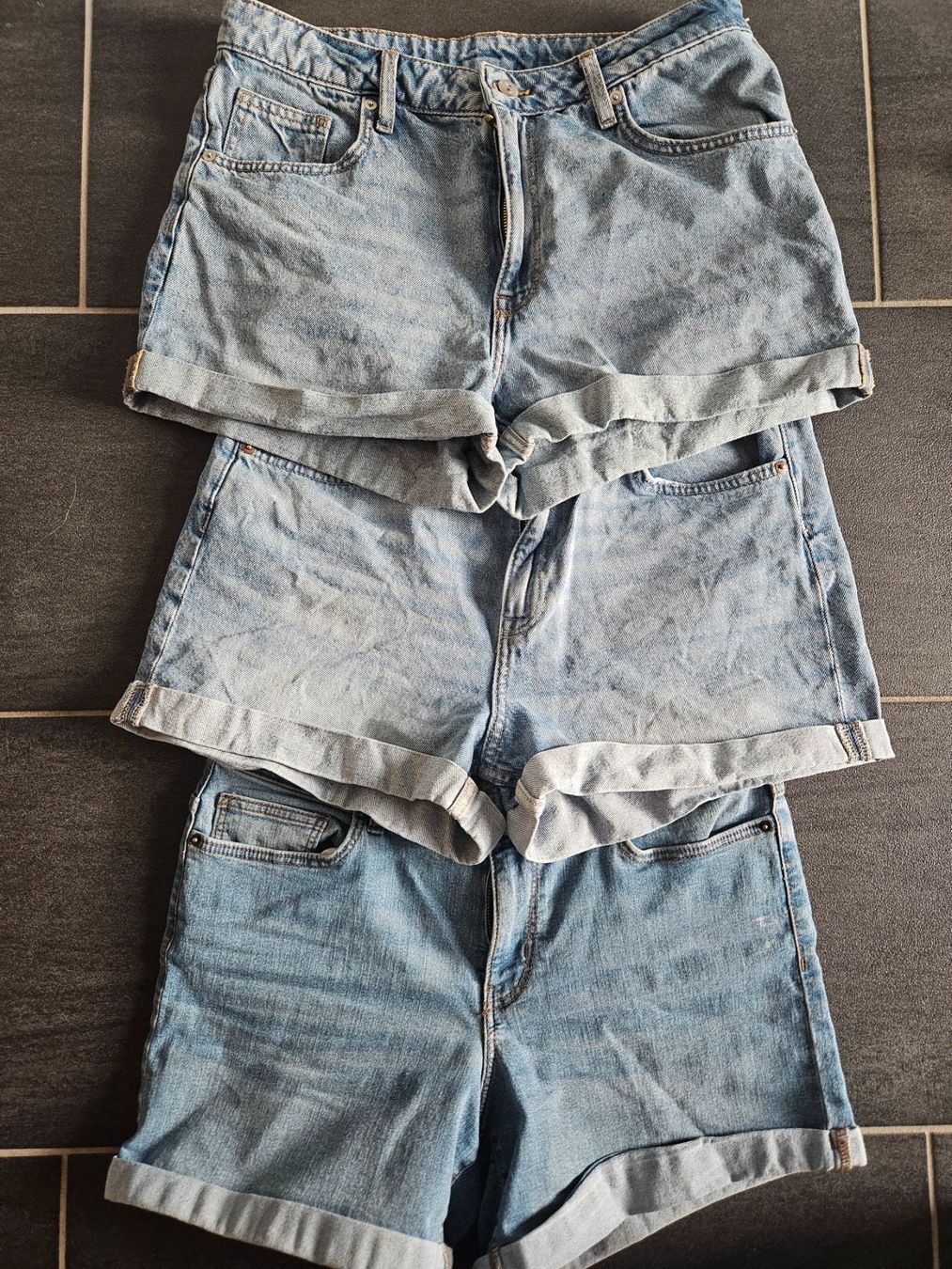 H&M Jeans: Damen Jeans Shorts – Usato da Walperswil venduto da Jacquelaeng