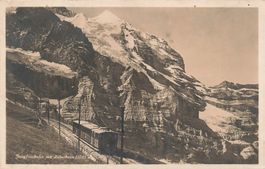 Kleine Scheidegg (BE) Zug der Jungfraubahn am Fuss