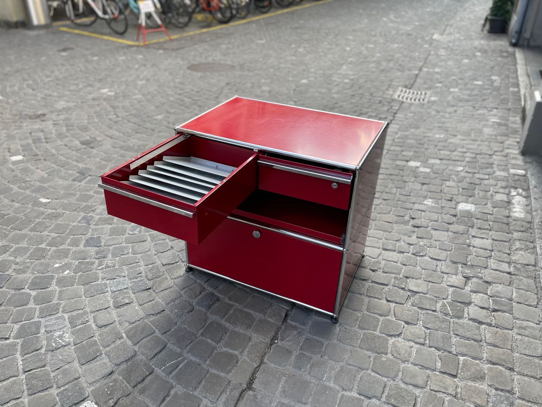 USM Cassettiere: USM Sideboard Rot Lieferung Gratis – Usato da Thun venduto da Thuno6 3