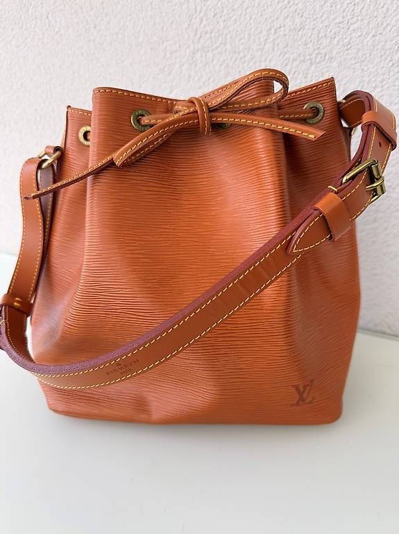 Sacs femmes: Original Louis Vuitton Beuteltasche Leder – D'occasion à Hinwil par mar_7dnn