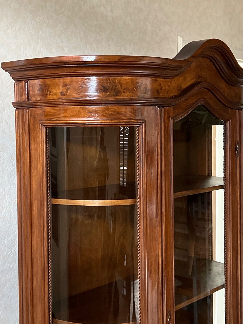 Vetrine: Barock Vitrine Schrank Nussbaum Biedermeier Stilmöbel – Usato da Gemünden venduto da GEUENWALD 2