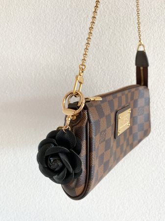 Kamelie Taschenanhänger schwarz