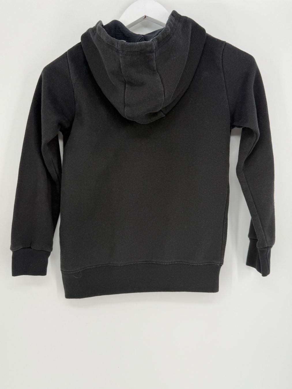 Pullover & Sweatshirts: Schwarzer Kapuzenpullover Gr. 134/ 140 von Y.F.K. – Gebraucht aus Auenstein von moin. 1