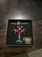 Alchemy Gothic : Roses noires sur croix avec cœur rouge