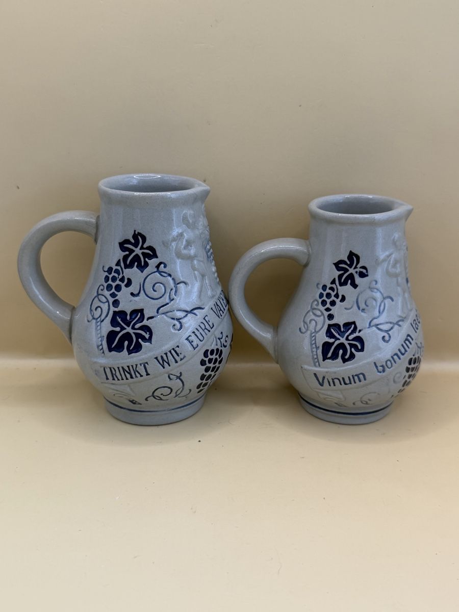 Caraffe: 2 pichets grès bleu décor vigne vintage Allemagne – Usato da Genève venduto da sho_67qj