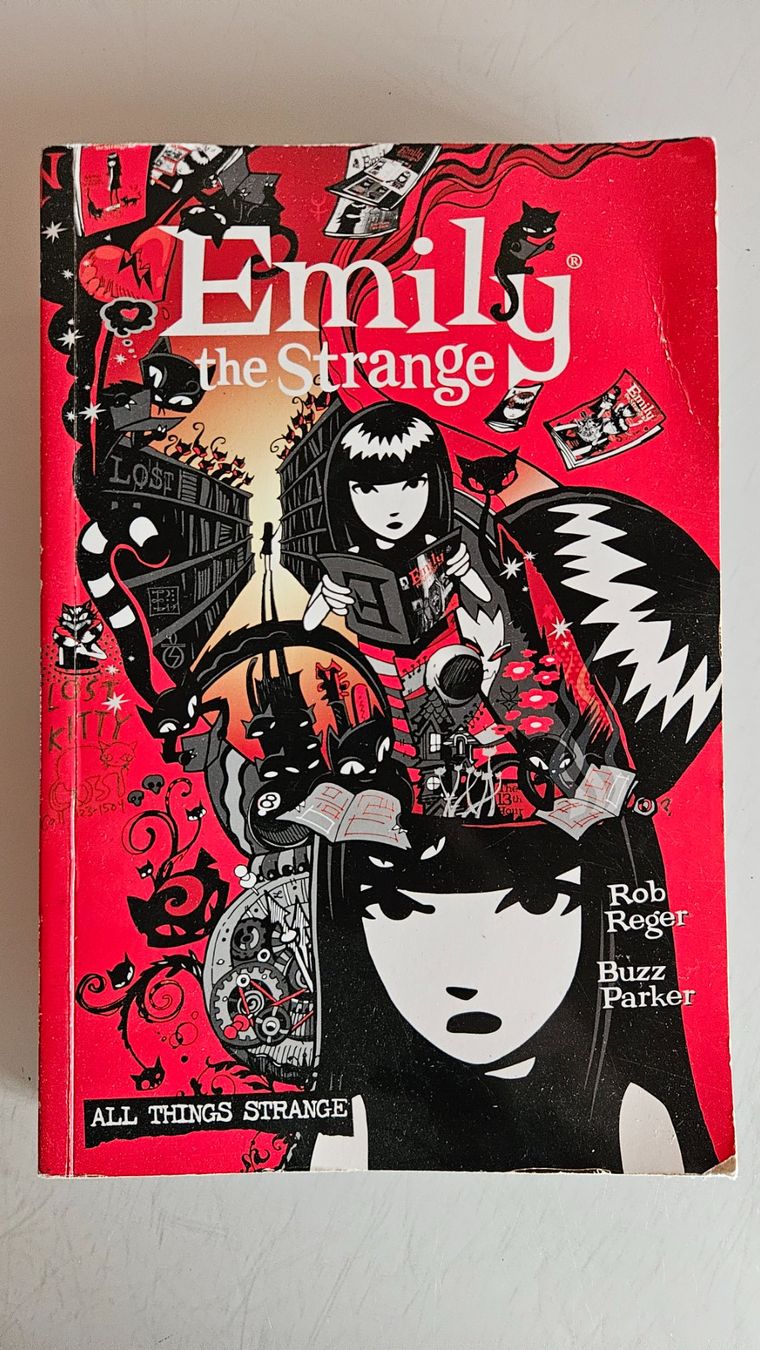 Fumetti: Emily the Strange All Things Strange Comic Buch – Usato da Basel venduto da True_Hofer_Store