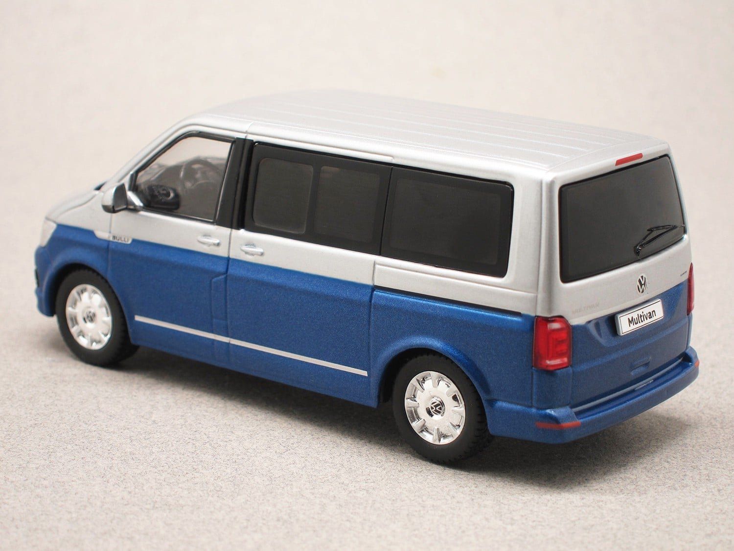 Volkswagen Modellini d'auto: VW T6 Multivan 2015-2019 blau met. / silber met.   1:43 – Nuovo e nell'imballaggio originale da Gerlafingen venduto da espero88 3