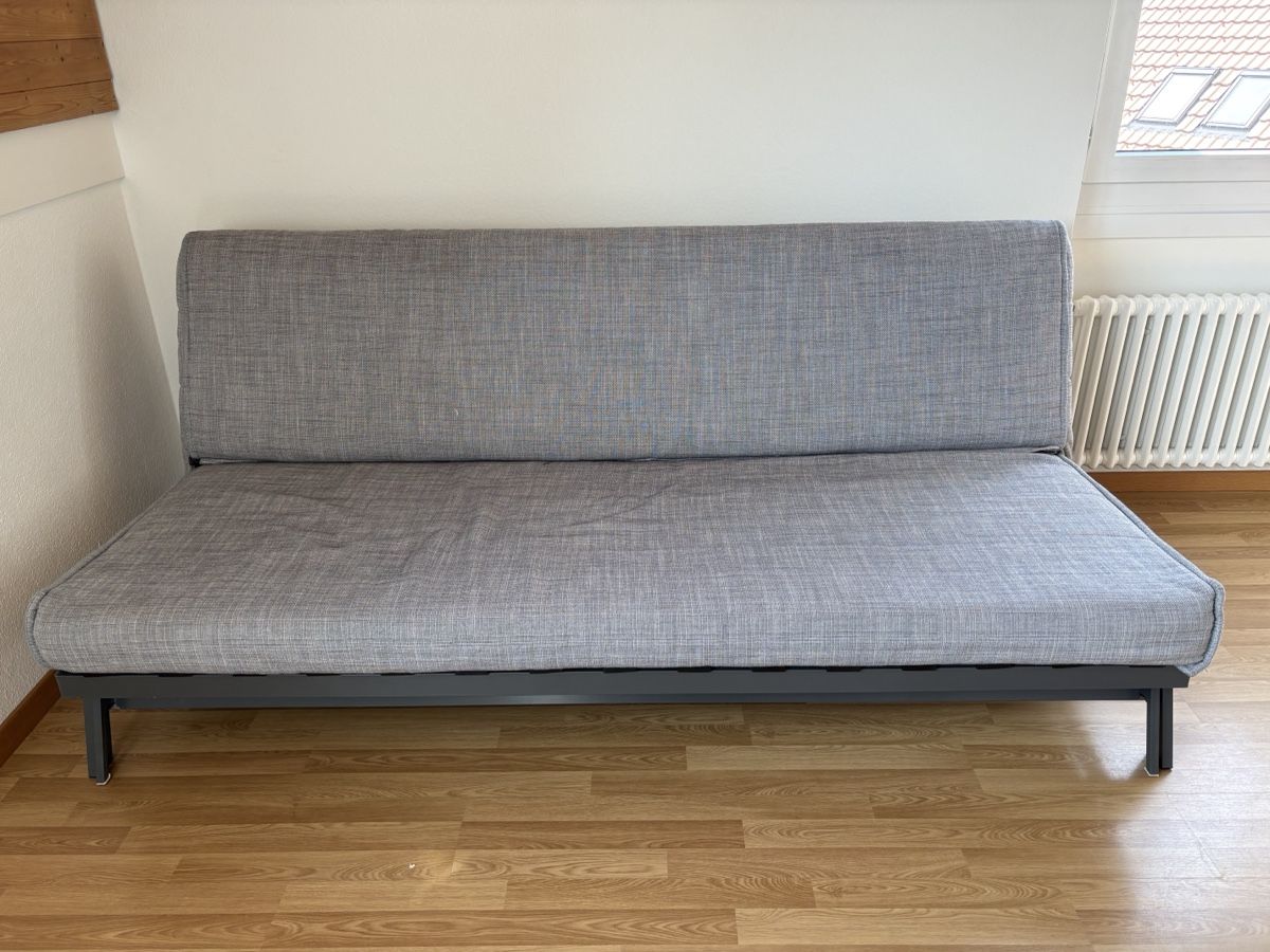Divani: Convertible Futon Sofa Bed - Excellent Condition, Grey – Usato da Schwarzenburg venduto da pge_l72m